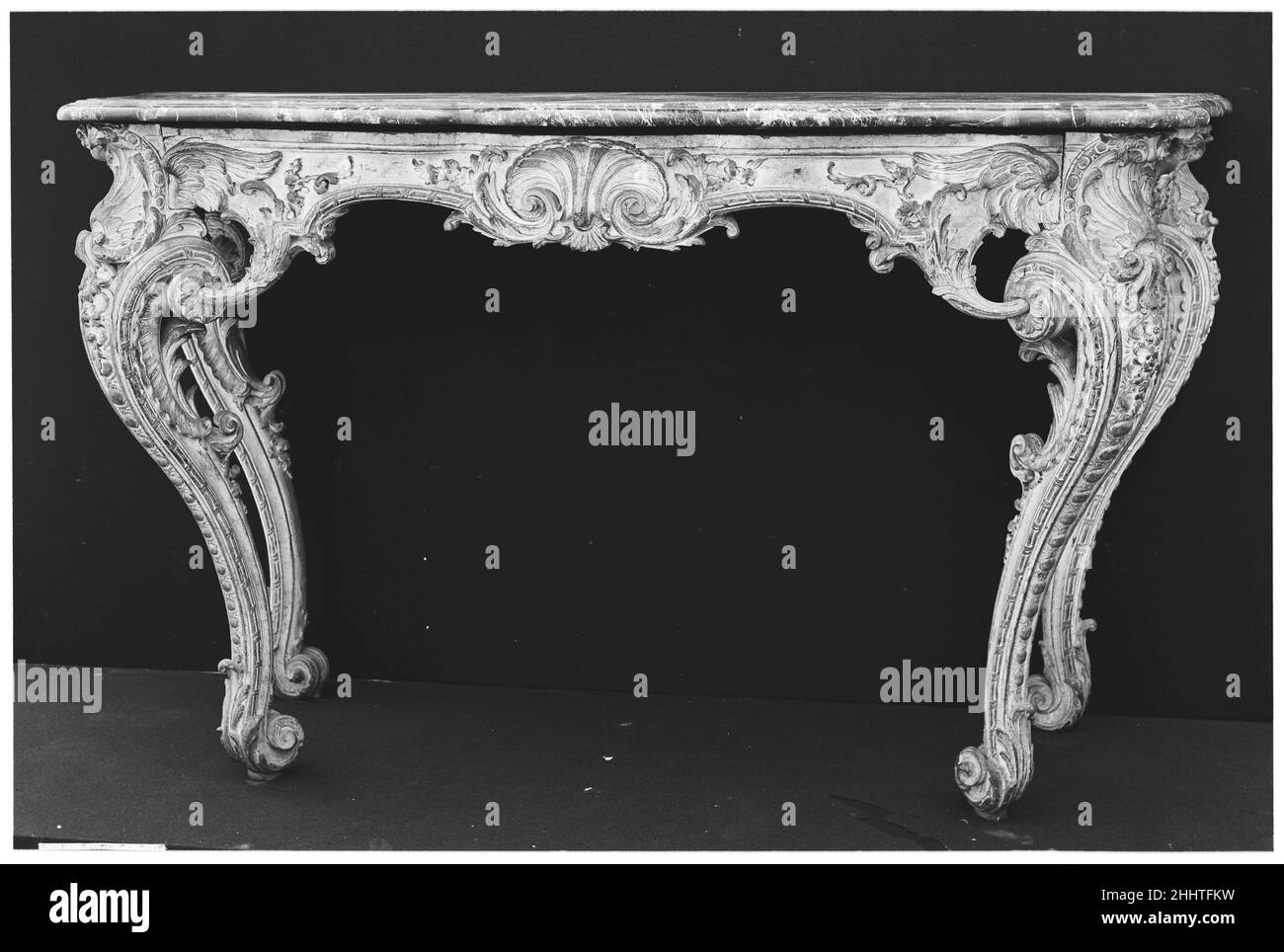 Tabelle ca. 1725 Französisch. Tabelle. Französisch. Ca. 1725. Geschnitzte und bemalte Eiche; Marmor. Holzmöbel Stockfoto