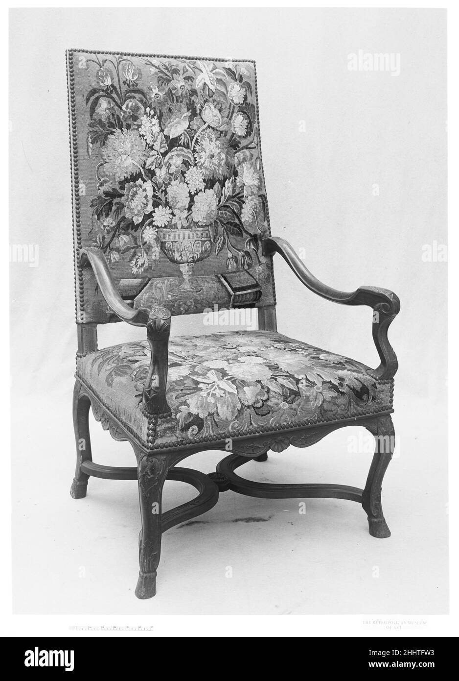 Sessel aus dem späten 17th. Bis frühen 18th. Jahrhundert, französisch. Sessel. Französisch. Ende 17th–Anfang 18th. Jahrhundert. Geschnitzte Walnuss mit Aubusson Seide und Wolle Tapisserie Abdeckungen. Holzmöbel Stockfoto