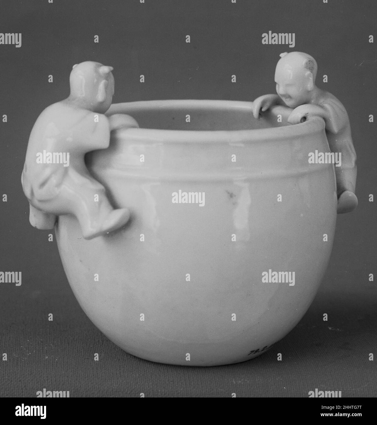 Wasserkessel mit Jungen 18th. Jahrhundert China Archäologische Beweise deuten darauf hin, dass die Öfen in der Nähe von Dehua in der Provinz Fujian im späten dreizehnten Jahrhundert eröffnet und nach dem sechzehnten blühten, als sie für ihre unverwechselbaren weißen Porzellane mit dicken, glänzenden Glasuren bekannt wurden. Die Dehua-Öfen produzierten eine Reihe von Waren, darunter religiöse Figuren und Gegenstände für den Tisch des Gelehrten wie diesen bezaubernden Wasserkrug. Die in den Öfen hergestellten Werke wurden auch nach Europa exportiert, vor allem im 17. Und 18. Jahrhundert, und werden daher oft in der westlichen Literatur erwähnt Stockfoto