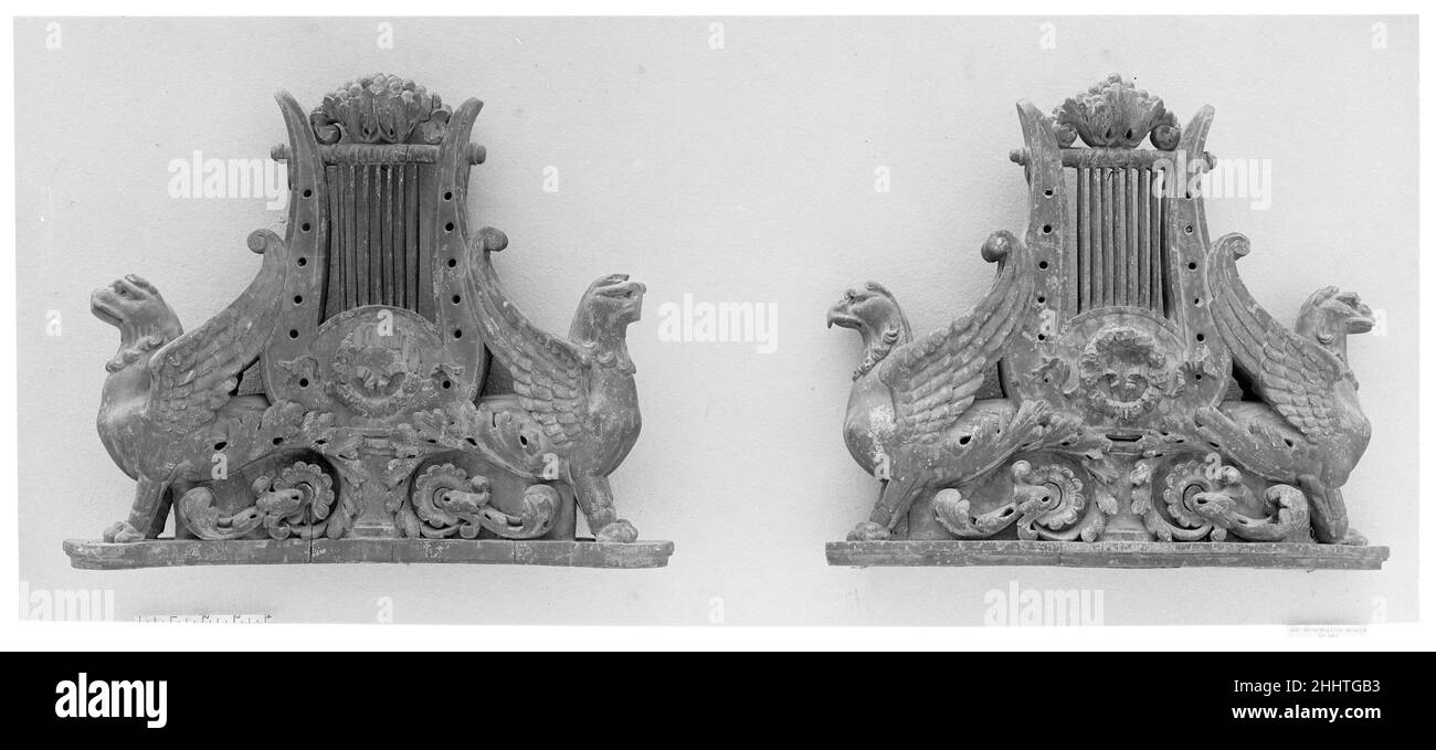 Paar Ornamente Anfang 19th Jahrhundert Französisch. Paar Ornamente. Französisch. Anfang 19th Jahrhundert. Ulme, geschnitzt und vergoldet. Holzarbeiten Stockfoto