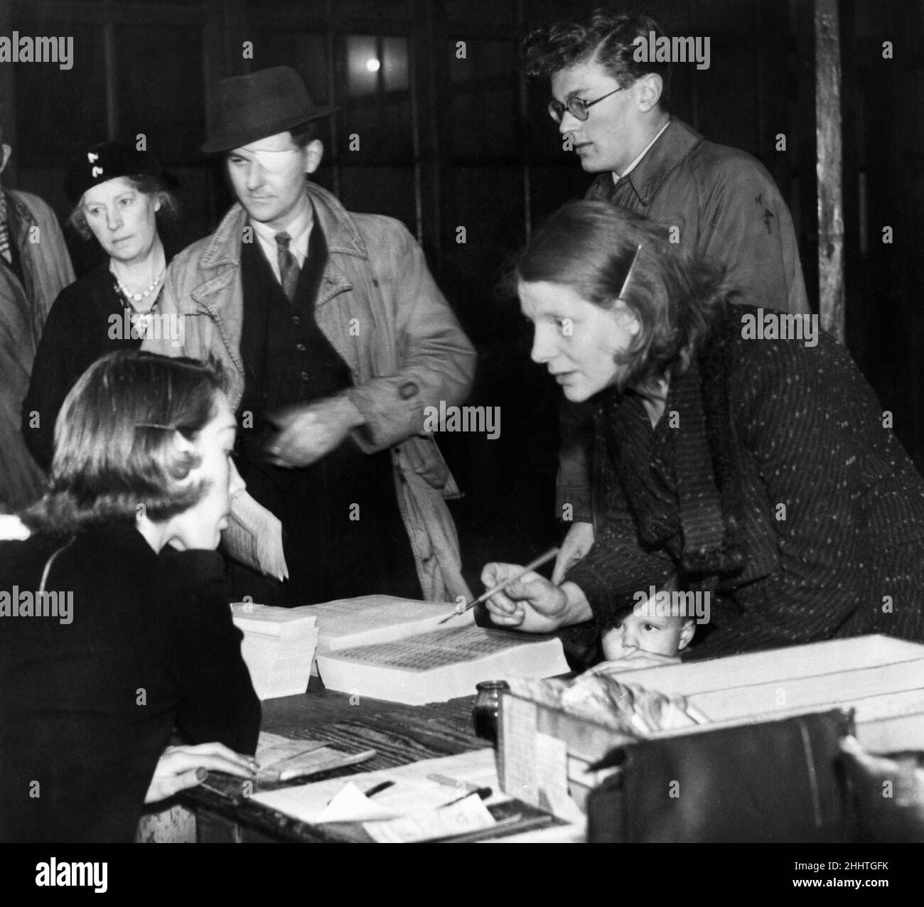 Bewerber für neue Rationsbücher und Bekleidungskarten an der Bath Lane School, Newcastle, heute. 18th Mai 1942. Stockfoto