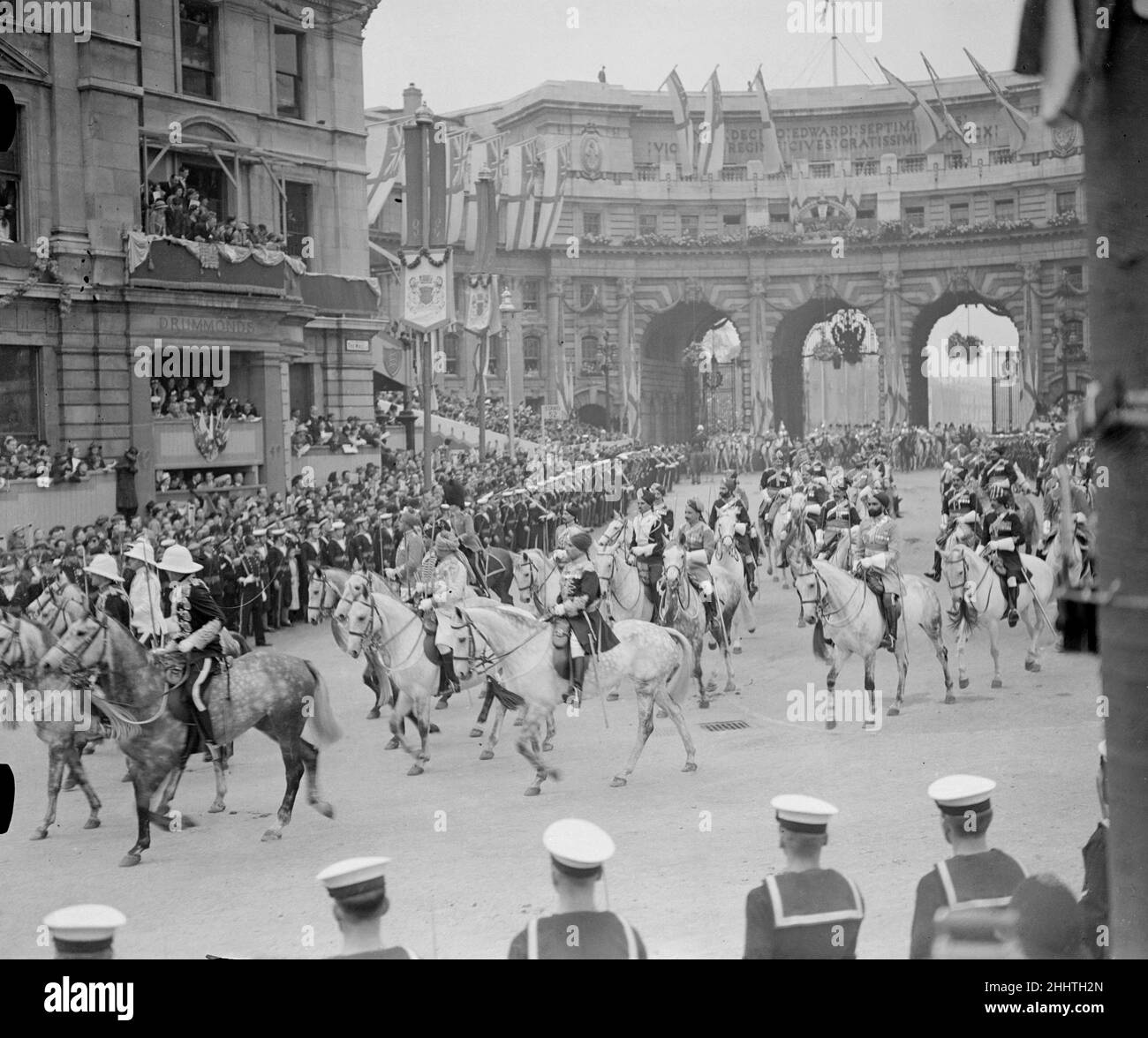 Krönung von König Georg VI. Indische Kavalleriesoldaten auf dem Pferderücken machen sich während der Prozession durch den Admiralty Arch auf den Weg zur Mall. 12th Mai 1937. Stockfoto