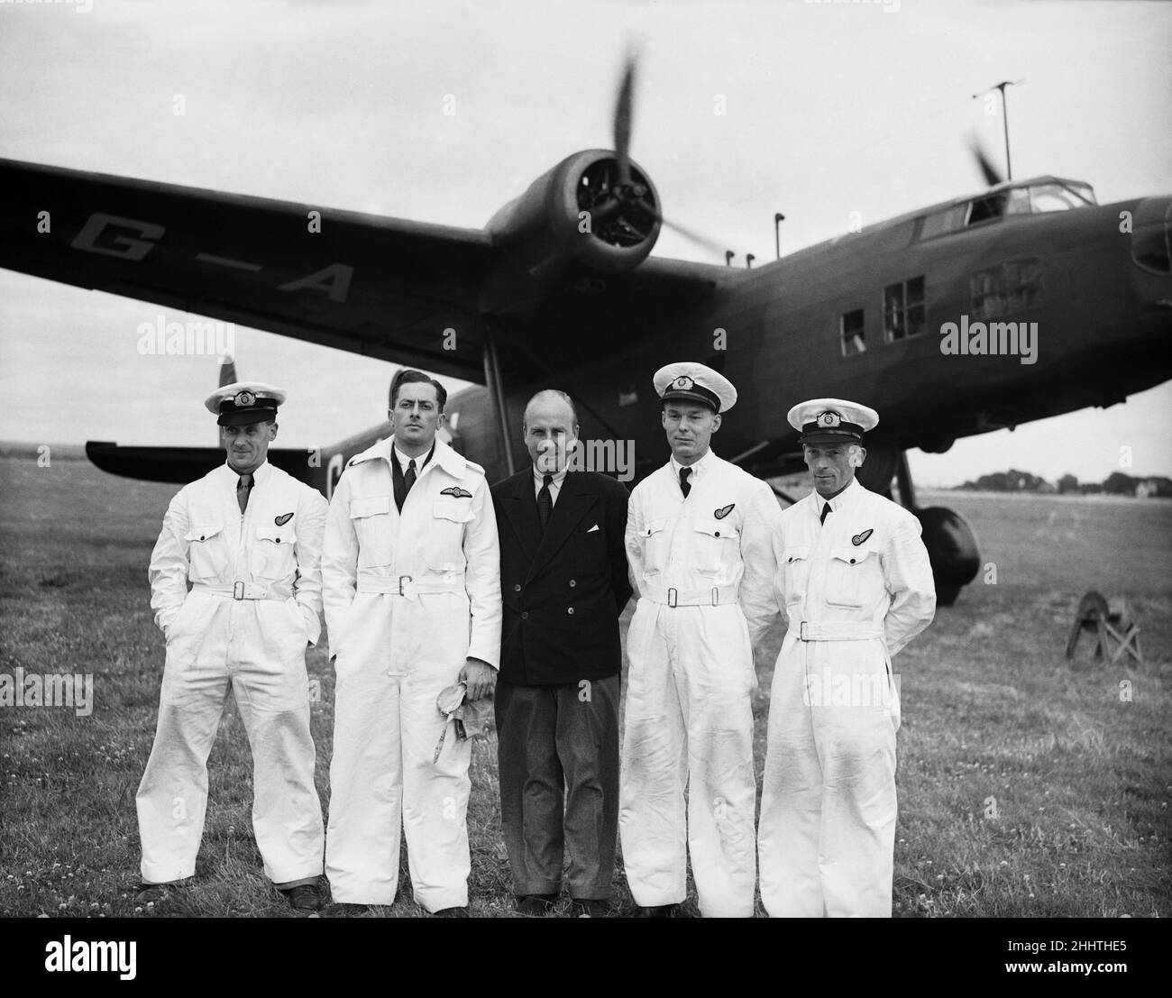 Die Besatzung von G-AFRL Handley Page H.P. 54 Harrow of Flight Tanken Ltd posiert mit Sir Alan Cobham vor einer Demonstration der Betankung während des Fluges. 28th. Juli 1939 Stockfoto