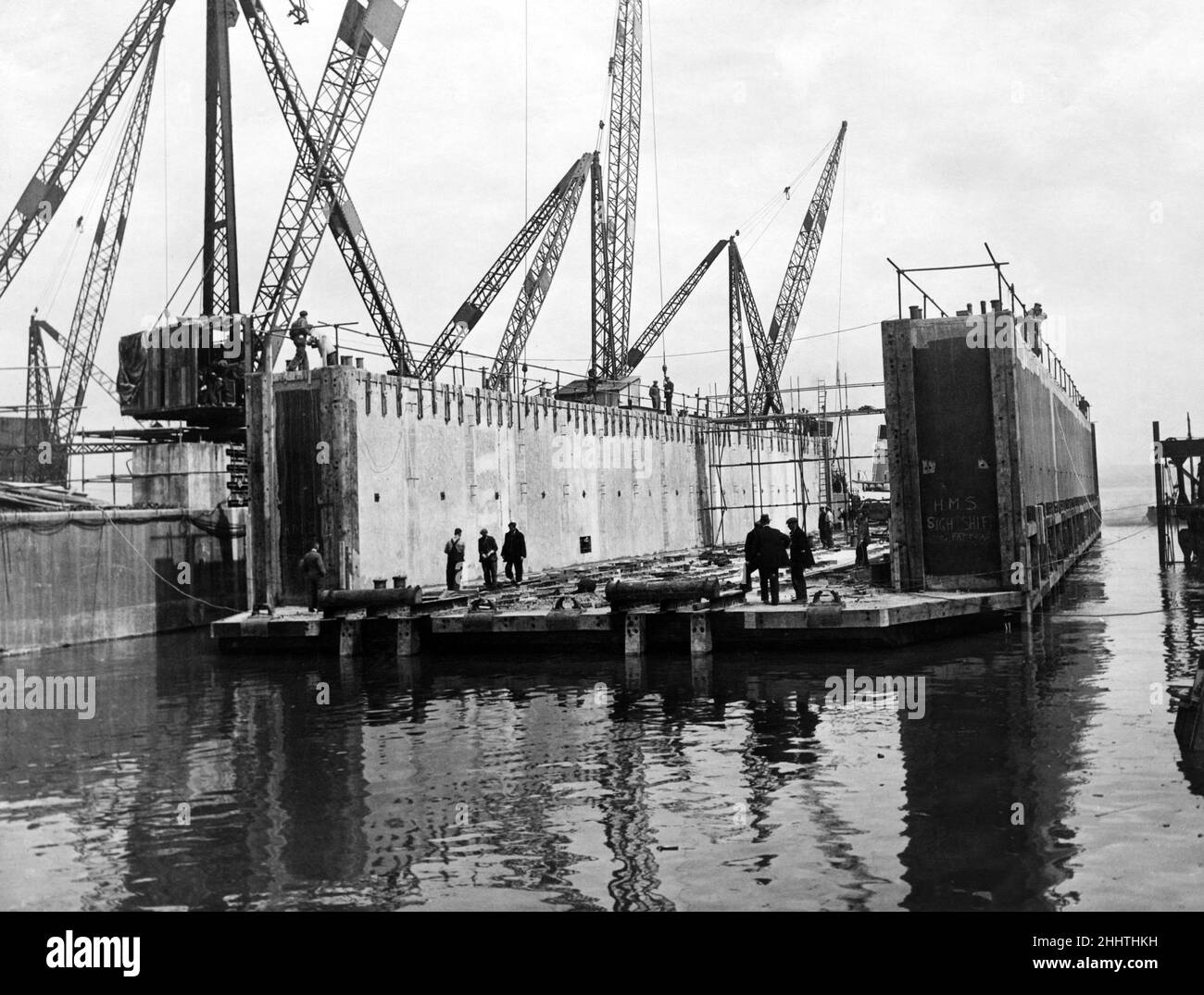 Bromborough, Wirral, Merseyside. In Bromborough wurde ein Trockendock aus Stahlbeton gestartet, bevor es in den Fernen Osten gebracht wurde, um im Krieg gegen Japan zu helfen. Das Dock, das nach Fertigstellung zwischen 2000 und 2500 Tonnen wiegen wird, wurde in 27 Arbeitstagen gebaut. 11th. Juli 1945. Stockfoto