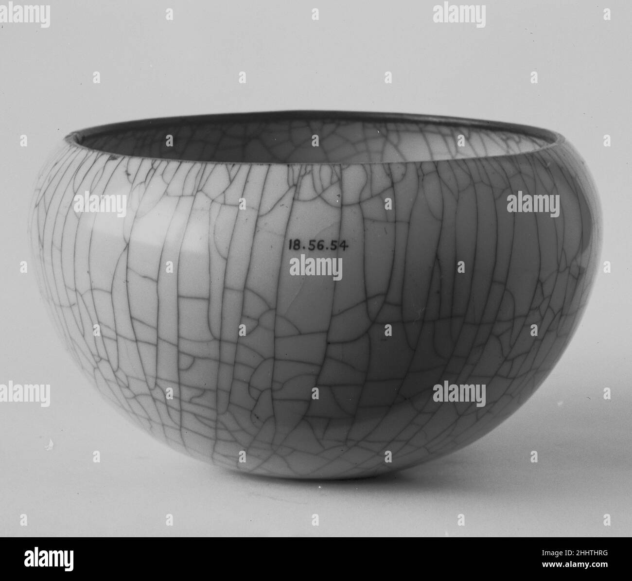 Bettelschale China. Bettelschale. China. Keramik (Guan-Ware). Nördliche Song-Dynastie (960–1127). Keramik Stockfoto