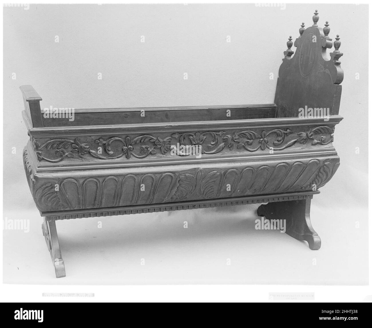 Wiege 16th–17th Jahrhundert Italienisch, Florenz. Halterung. Italienisch, Florenz. 16th–17th Jahrhundert. Holz. Holzmöbel Stockfoto