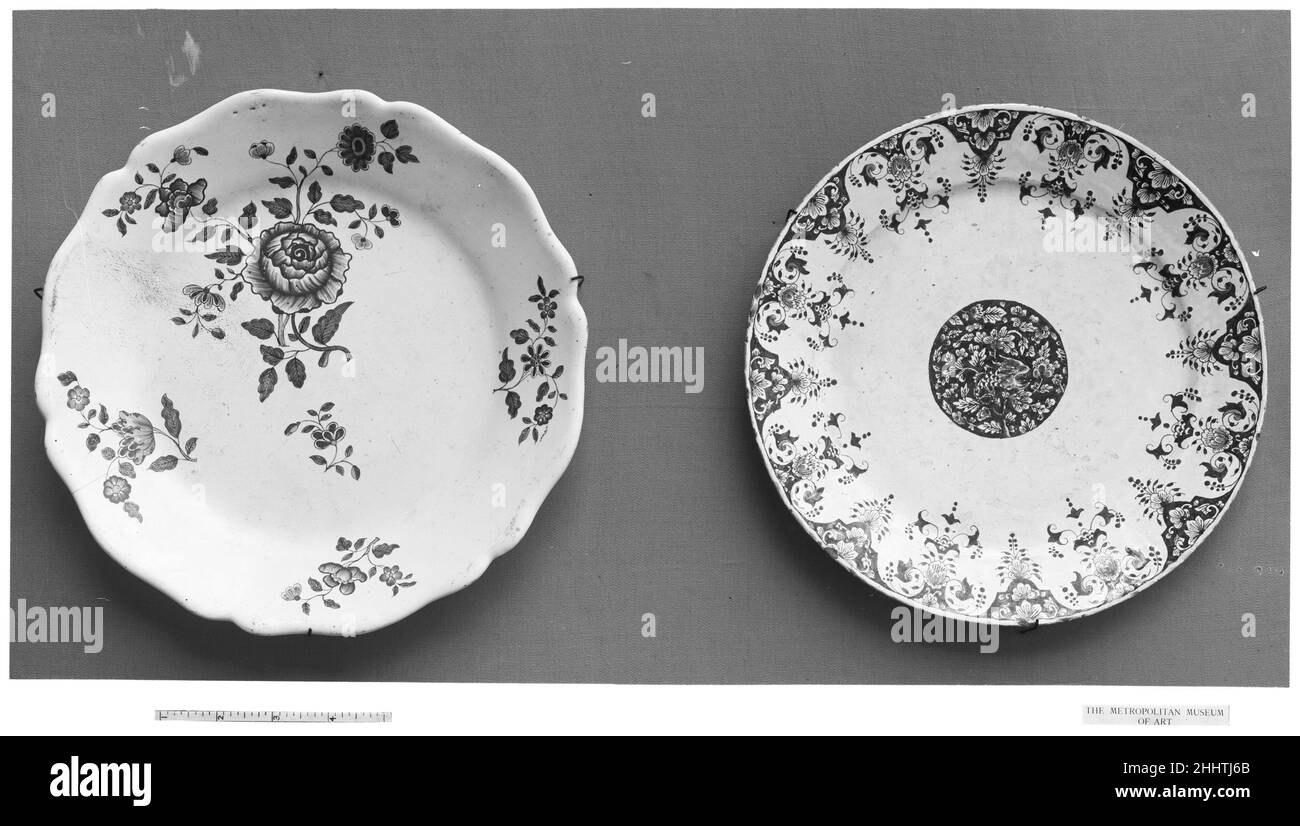 Teller 18th Jahrhundert Französisch, Sincent Faience, oder Zinn-glasierte und emaillierte Steingut, erstmals in Frankreich im sechzehnten Jahrhundert entstanden, erreicht weit verbreitete Nutzung unter Elite-Gönner während des siebzehnten und frühen achtzehnten Jahrhunderts, vor der Gründung von weich-Paste Porzellan-Fabriken. Obwohl es sich eher um ein provinzielles als ein Porzellan handelt, wurde am Hof von Ludwig XIV. Französische Fayence als Teil von aufwendigen Mahlzeiten und Ausstellungen verwendet, wobei großformatige Gefäße in die barocken Gartenentwürfe von Versailles integriert wurden. Frühere Beispiele französischer Treue zeugen von den Starken Stockfoto