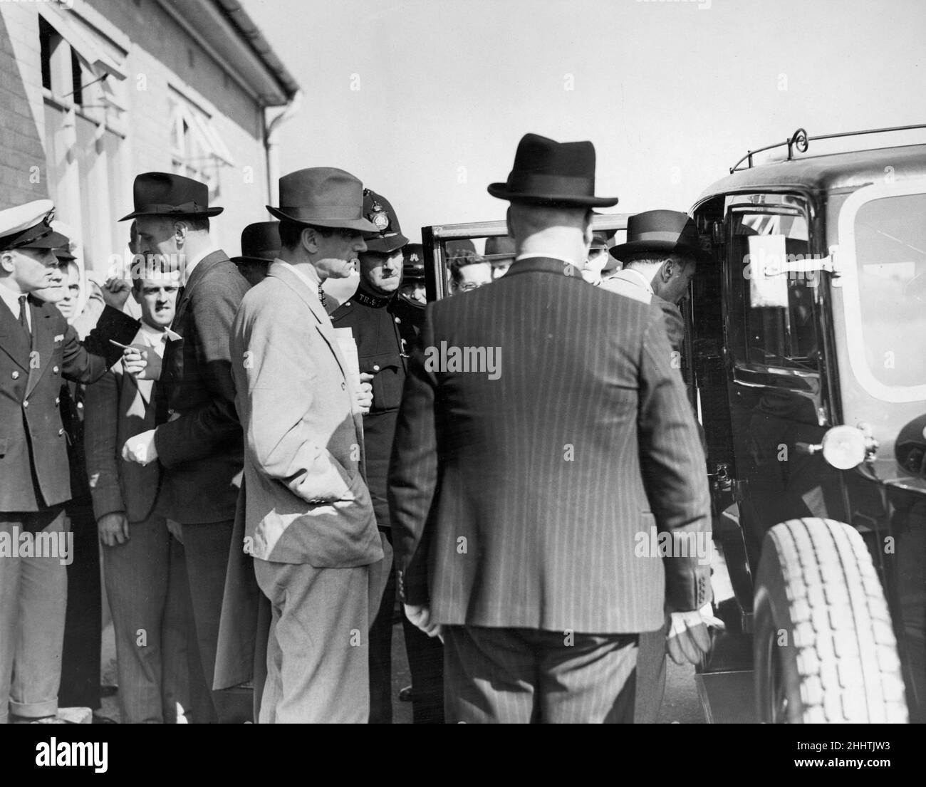 Der ehemalige Offizier aus dem Jahr MI6, Sir Paul Dukes, sah hier, wie er den Flughafen Heston mit dem Taxi verließ, kurz nachdem er aus Berlin zurückgekehrt war. Dukes lehnte es ab, sich zu seinem Geschäft in Nazi-Deutschland zu äußern. 30th. August 1939 Stockfoto