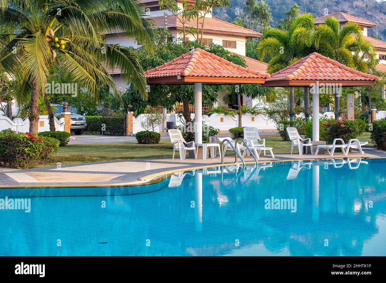 Manora Village ist eine von vielen Wohngemeinschaften für Ausländer in der Hua hin Gegend von Thailand. Stockfoto