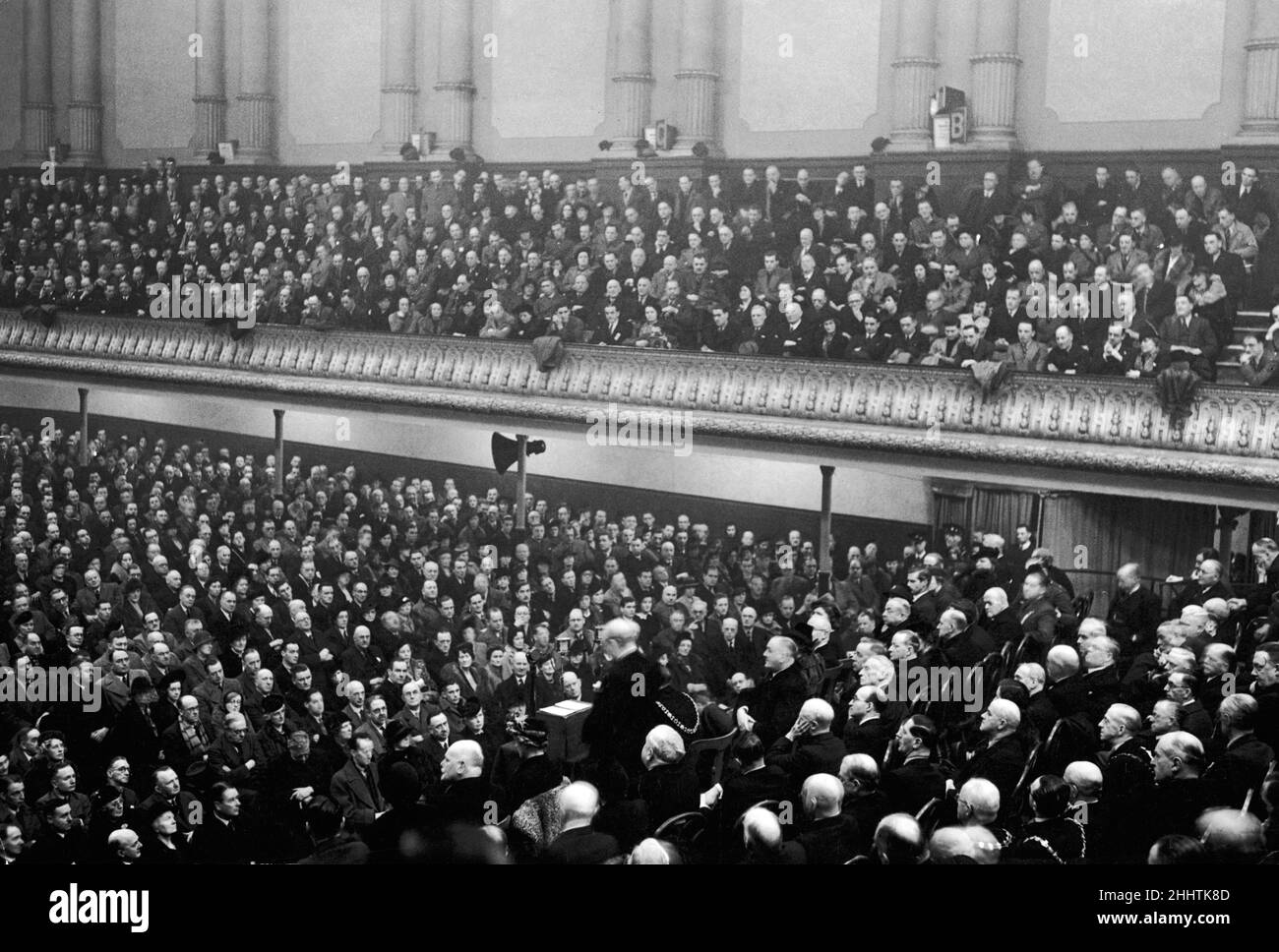 Innenansicht des Free Trade Hall-Gebäudes in der Peter Street, Manchester, zeigt die vollgepackte Halle, die versammelt war, um die Rede des ersten Lord der Admiralität Winston Churchill zu hören, wo er erklärte: „jeder zu unserem Bahnhof... es gibt keine Woche, noch einen Tag, Noch eine Stunde zu verlieren'27th. Januar 1940. Stockfoto