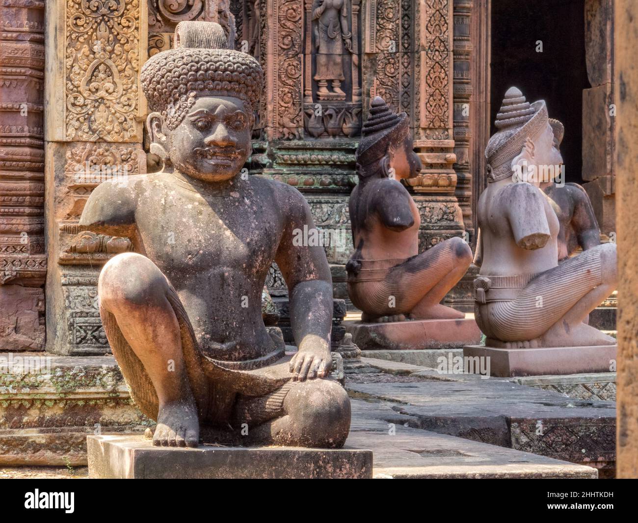 Kniende Wächter wachen über das Innere der 'Zitadelle der Frauen' - Banteay Srei, Kambodscha Stockfoto