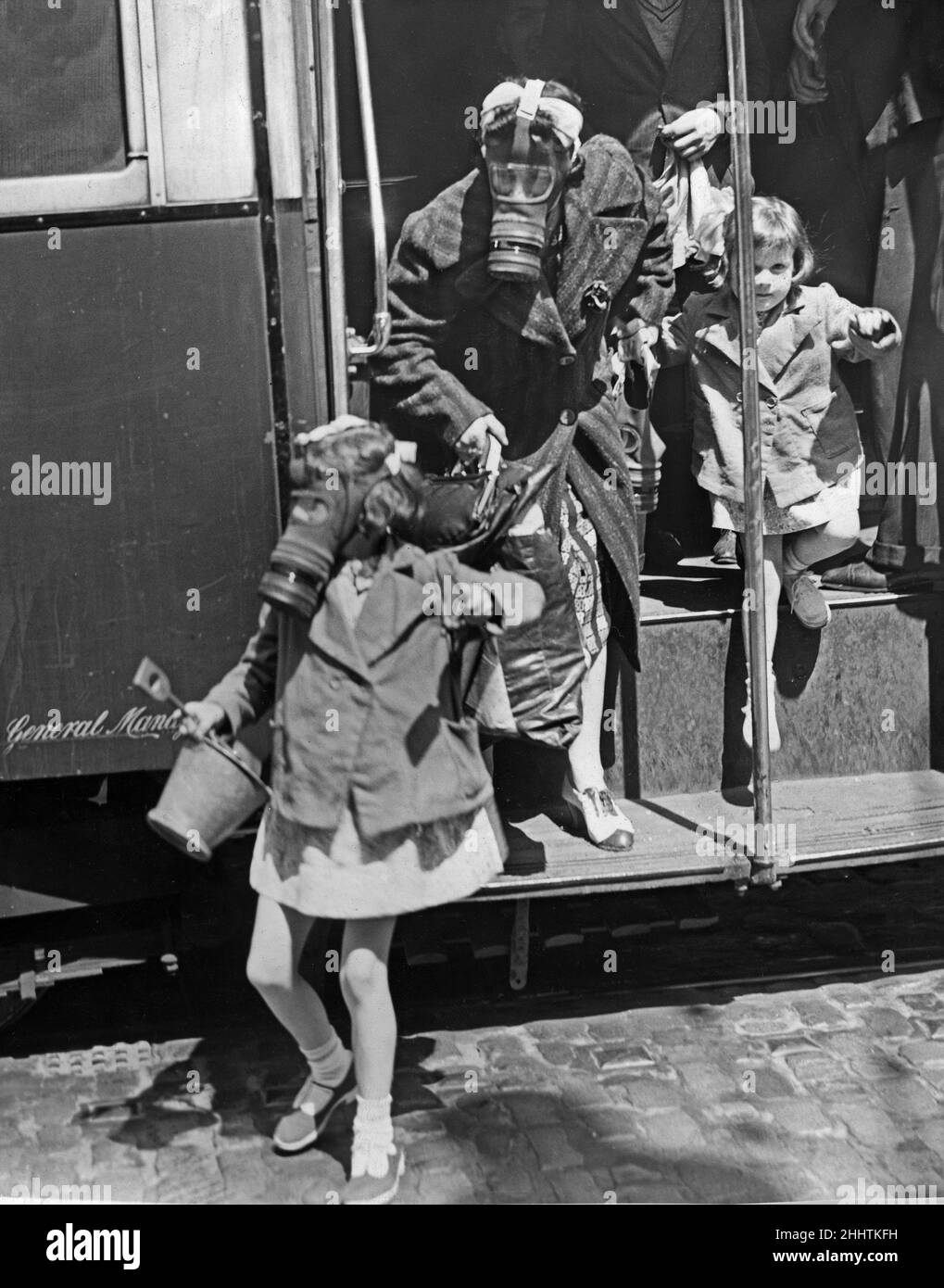 Passagiere steigen während einer ARP-Übung auf Merseyside aus einem Bus mit Gasmasken aus. 16th. Juli 1941 Stockfoto