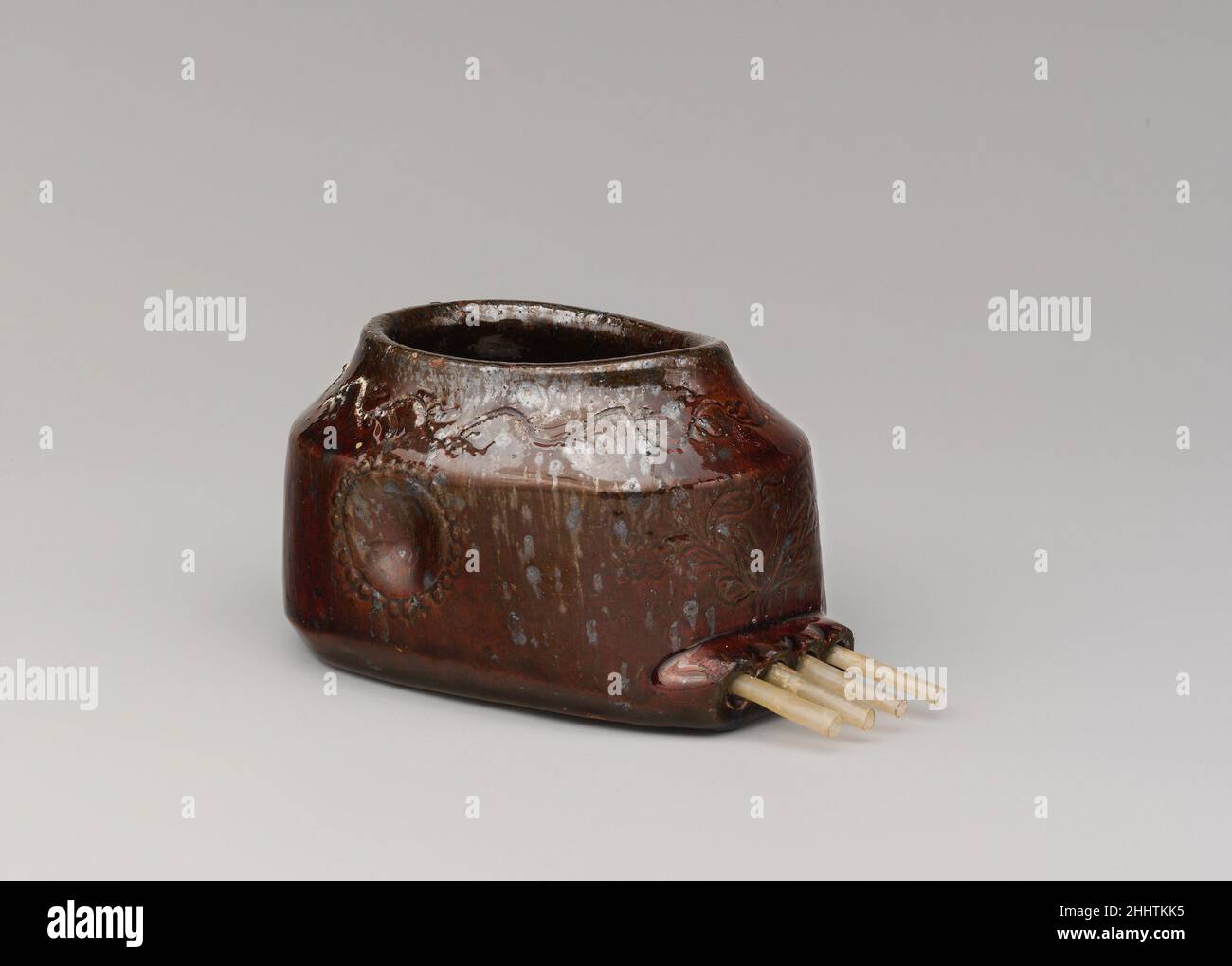 Slip Cup 1827 Judah R. Teaney Diese hoch verzierte Tasse ist ein Dekorationswerkzeug für Töpfer. Es bietet Platz für vier Quills, durch die Rutsch oder flüssiger Ton fließen könnte. Damit konnte der Töpfer vier parallele Linien auf einmal zeichnen. Slip Cup 7548 Stockfoto