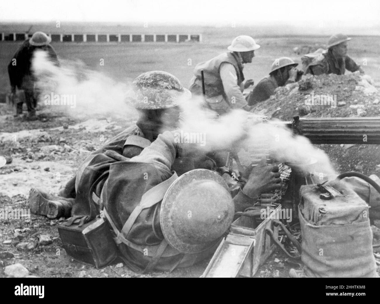 Ein Maschinengewehr-Bataillon der Army corp. Von 8th tauschte Schüsse mit Elementen der deutschen Armee am Stadtrand von Derna aus. Februar 1941 Stockfoto