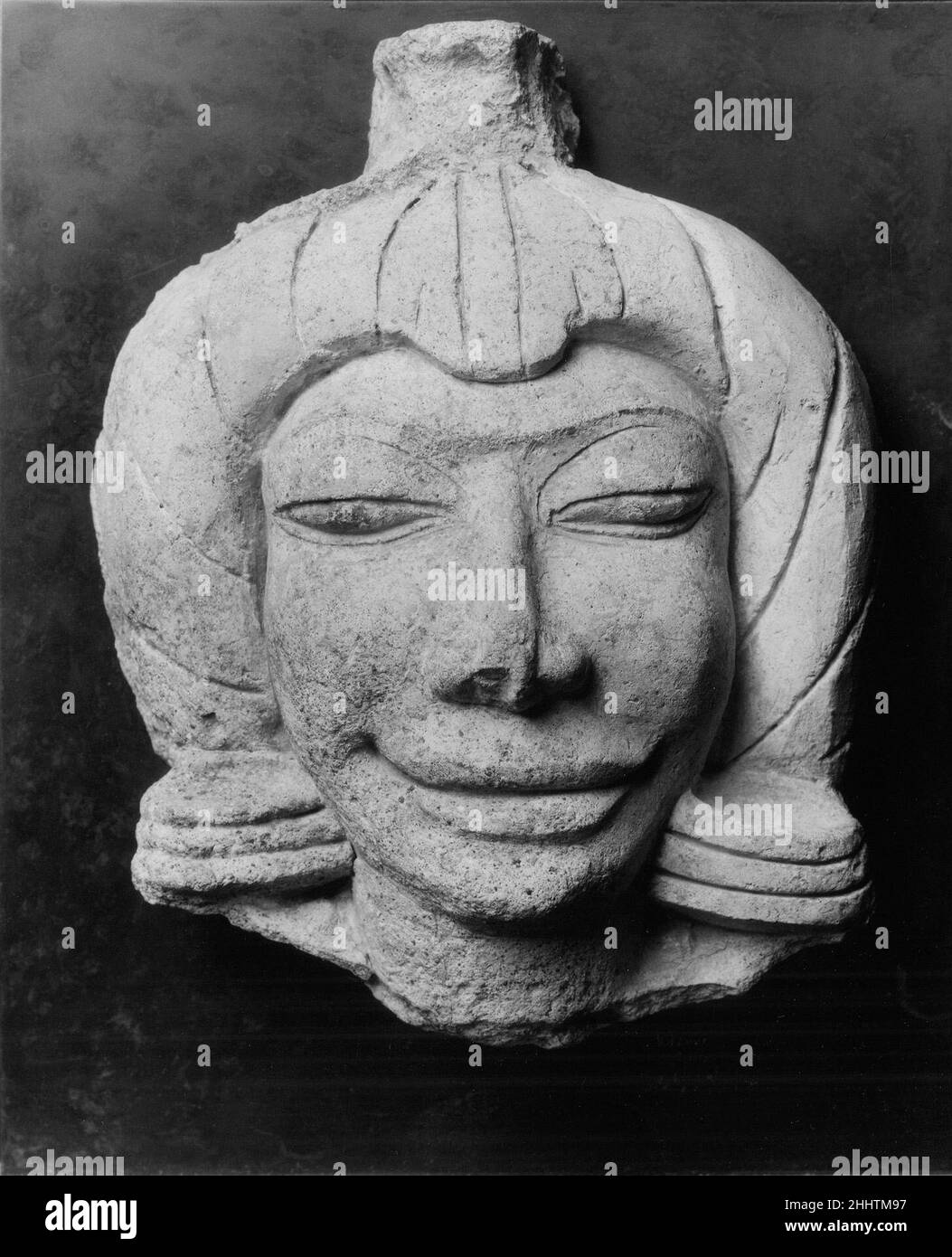 Kopf einer männlichen Figur 8th–9th Jahrhundert Thailand (Ratchaburi Provinz, Ku Bua) in Thailand wurden Stupas und Tempel oft mit Terrakotta- und Stuckskulpturen verziert. In einigen Fällen überleben sogar großformatige Erzählfriese, die Geschichten aus Buddhas Leben illustrieren. Im Gegensatz zu den Stein- und Metallbildern, die als primäre Objekte der Anbetung dienten, zeigen diese Skulpturen in plastischen Medien ein höheres Maß an Spontaneität und Meinungsfreiheit. Kopf einer männlichen Figur. Thailand (Provinz Ratchaburi, Ku Bua). 8th–9th Jahrhundert. Stuck mit Farbe. Mo-Dvaravati-Zeit. Skulptur Stockfoto