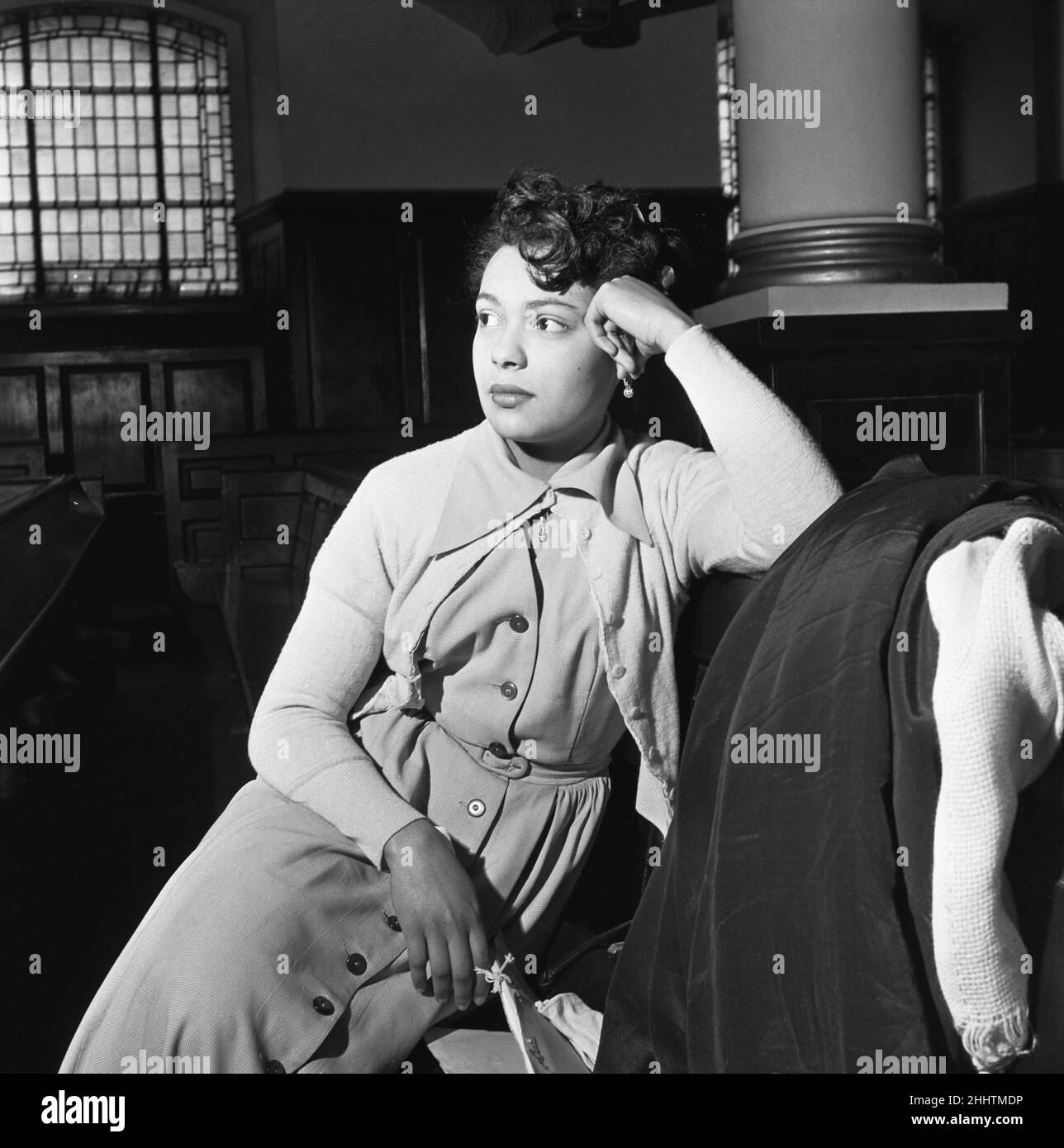 Die Schauspielerin und Performerin Glenda McMorris wurde vor ihrer Aufführung im Versdrama „Cry the Beloved Country“ hier in St. Martins auf dem Feld gesehen. 5th. Februar 1954 Stockfoto