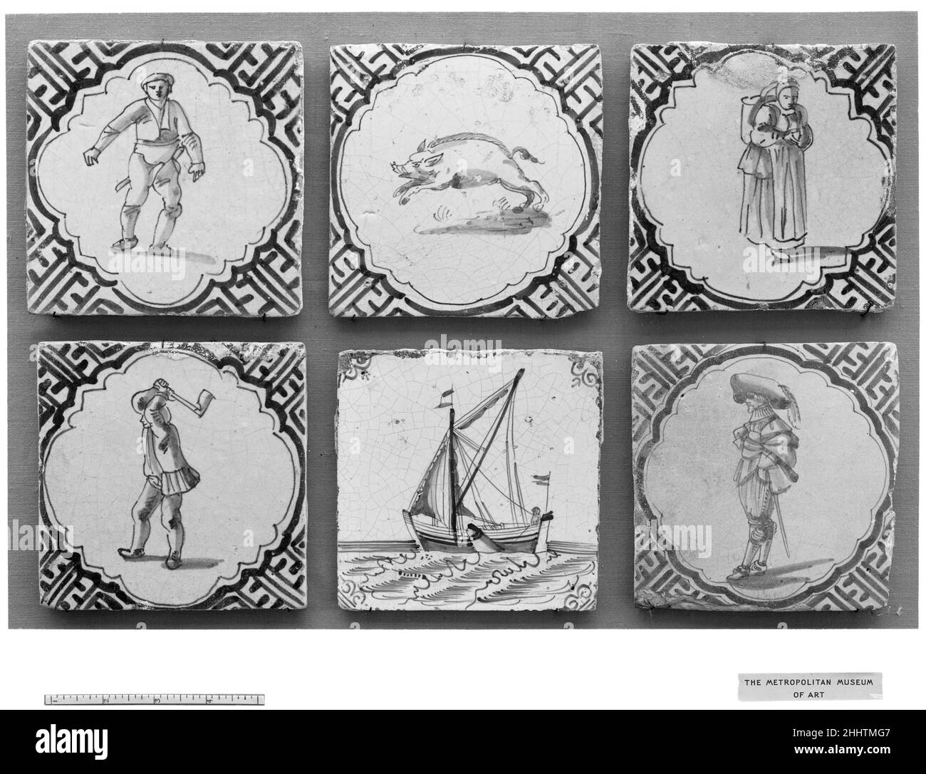 Tile 1650–80 oder später wahrscheinlich holländisch, Harlingen. Kachel. Wahrscheinlich Holländer, Harlingen. 1650–80 oder höher. Zinnverglaste Steingut. Keramik-Keramik Stockfoto