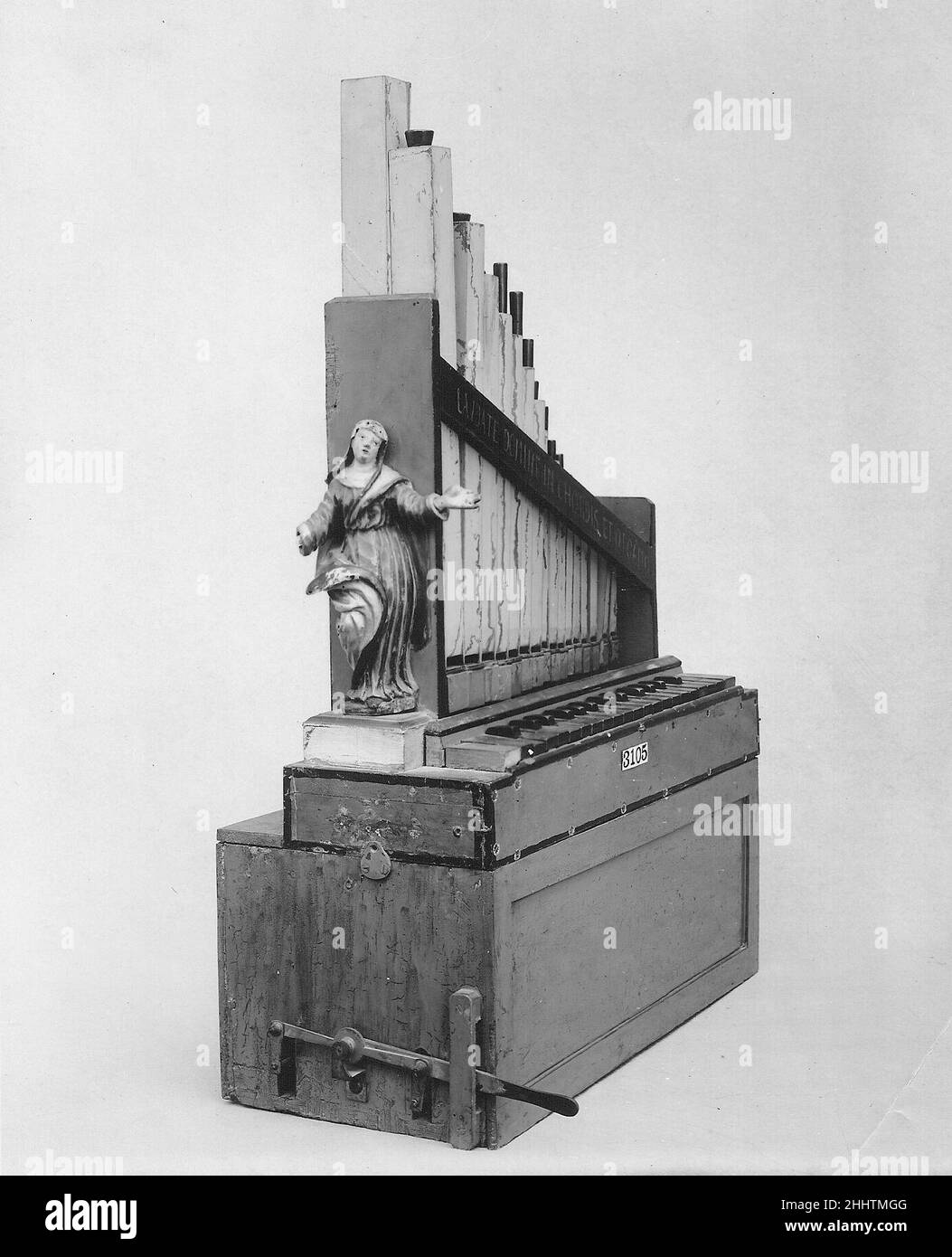 Portatives Organ ca. 1800–1889 Deutsch oder Französisch die portative Orgel  ist die kleinste Art von Orgel und hat in der Regel einen einzigen Rang von  Rauchpfeifen und ist, wie der Name schon