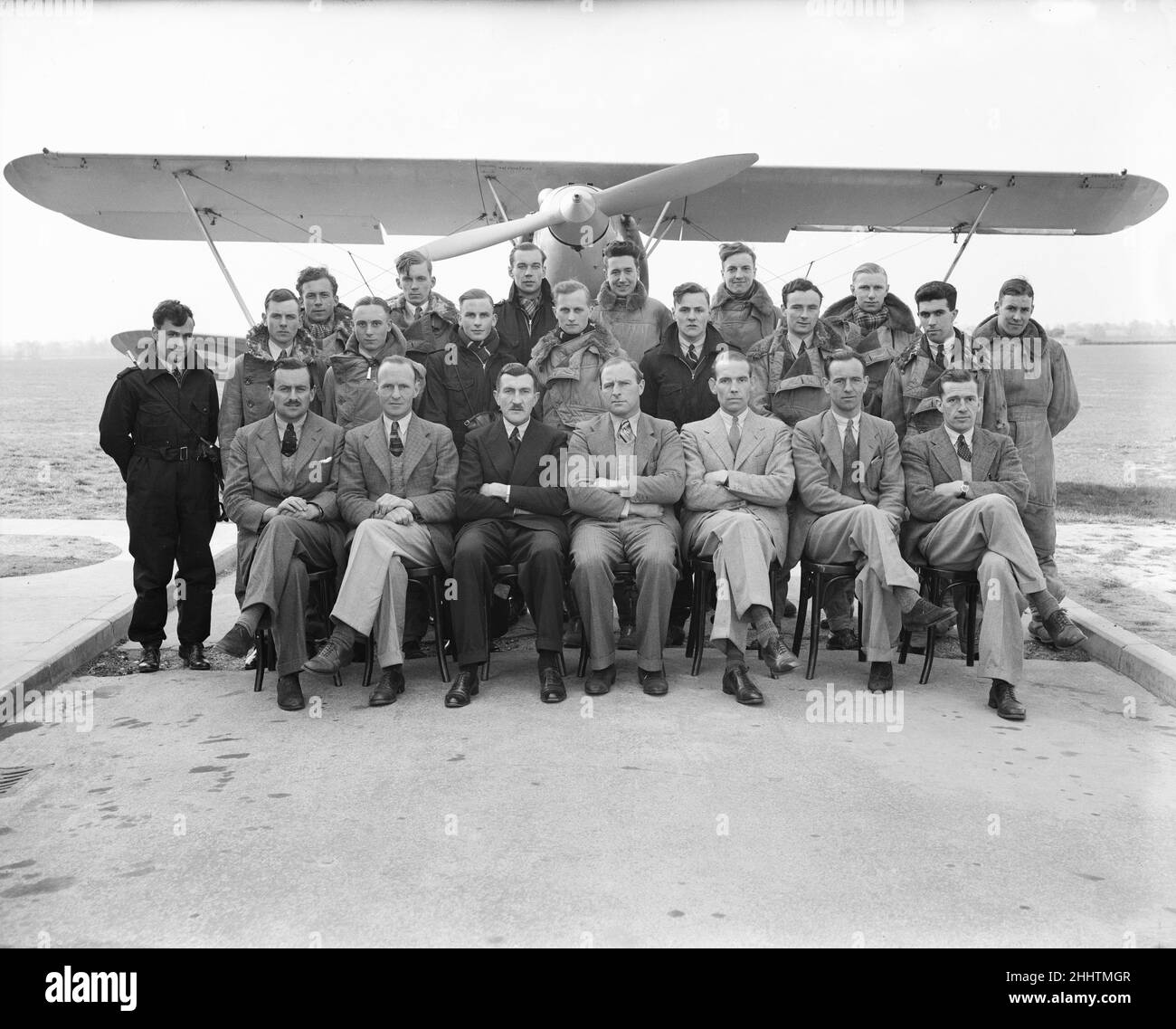 Das Gruppenfoto, das auf dem RAF Ansty Flugplatz aufgenommen wurde, zeigt einige der Instruktoren zusammen mit einigen der Reservisten des Volunteer. In der ersten Reihe sitzen: Fliegender Offizier E. S. Greenwood, Herr, C. Hellyer, Squadron Leader C. B. Riddle (Stadtkommandant), Flug Lieut. Pope, D.F.C. (Chief Instructor), Flying Officer L. W. Howard (Chief Flying Instructor), Herr G. H. Wright, und Herr, J. Bignal. 9th Mai 1938 Stockfoto