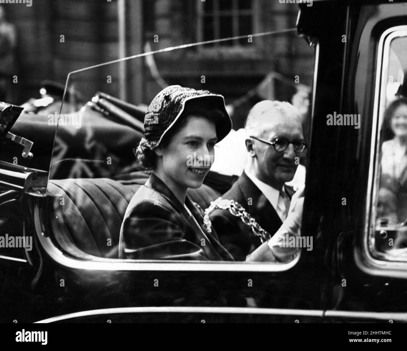 Prinzessin Elizabeth lächelt während ihres Besuchs in den West Midlands den Menschenmassen entlang der Route zu. Juni 1951. Stockfoto
