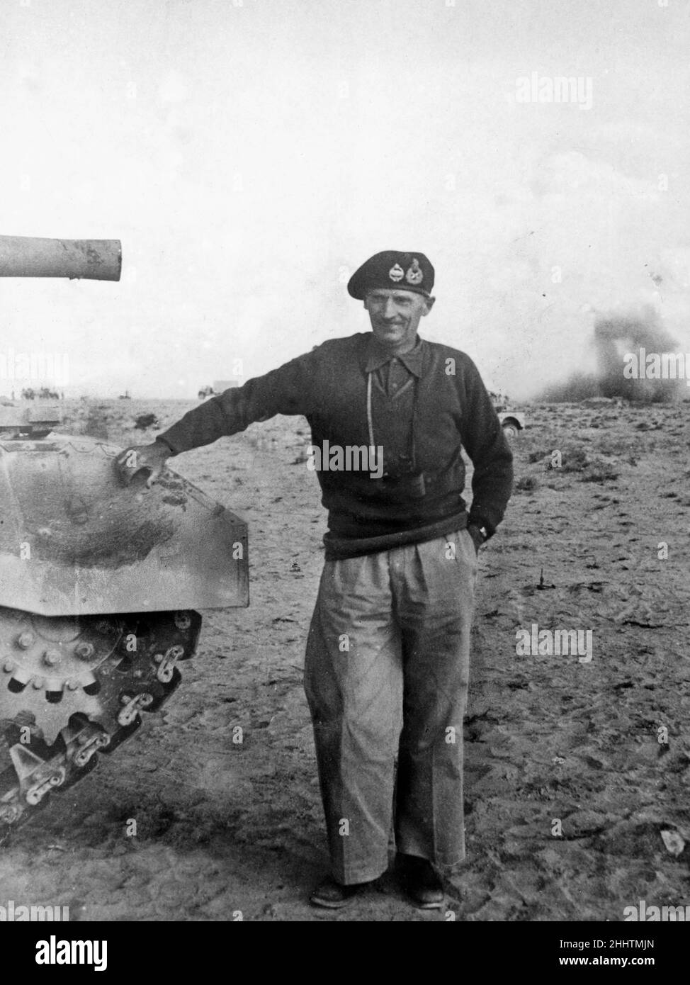 General Bernard Montgomery hat hier gesehen, wie er für ein Foto auf dem El Alamein Schlachtfeld posiert hat, ganz unbesorgt, dass feindliche Granaten dicht hinter sich herfallen.November 1942 Stockfoto