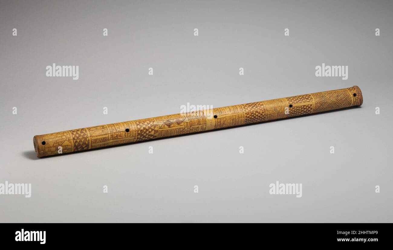Mbita-Ni-Tanga ca. 1830 melanesische Nasenflöten werden gespielt, indem man das Instrument mit der Nase und nicht mit dem Mund bläst. Mit Daumen oder Finger ein Nasenloch zu halten, bläst der Musiker mit dem anderen Nasenloch in ein kleines Loch in der Nähe der Oberseite des Instruments. Nasenflöten werden in der Regel aus Bambus hergestellt und in informellen Umgebungen verwendet. Dieses Beispiel stammt aus Fidschi, wo Nasenflöten von beiden Geschlechtern gespielt wurden, um in Ruhe oder während der Werbung beruhigende Musik zu bieten. Mbita-Ni-Tanga 501408 Stockfoto
