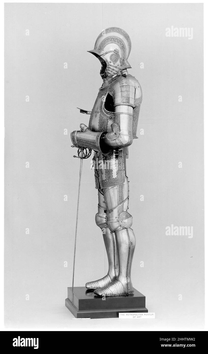 Vergewaltiger ca. 1600–10 Clemens Wopper der Vergewaltiger war im 16. Und 17. Jahrhundert der wichtigste zivile Seitenarm. Der Rapier wurde für die Schnitt- und Schub-Einzäunung progressiv komplexer Techniken entwickelt und zeichnet sich durch eine zweischneidige Klinge mit einem spitzen Punkt und einem aufwendigen Handschutz aus. Die Wachen, meist aus Eisen oder Stahl, wurden einer Vielzahl von Verzierungen unterworfen. Sie wurden graviert, gemeißelt, vergoldet, beschädigt und in Gold und Silber verkrustet, was den modischen Stilen anpasst. Sofern nicht anders angegeben, beziehen sich die hier angegebenen Materialien, Zuschreibungen und Datierungen auf t Stockfoto