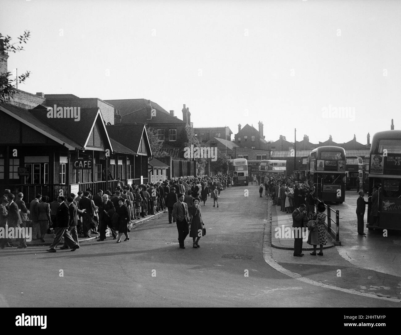 Leute, die in der Wakefield Road, Richmond, London für Busse Schlange stehen. 6th. Juni 1949. Stockfoto