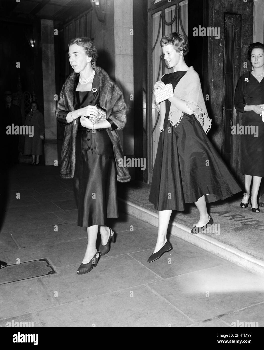 Prinzessin Margrethe verließ Clardige's mit ihrer Mutter Königin Ingrid von Dänemark. 19th. September 1955. Stockfoto