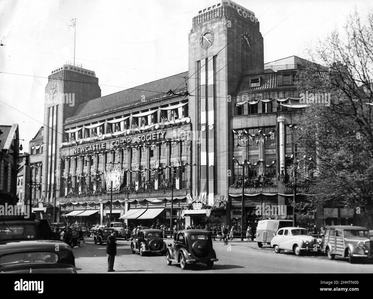 Queen Elizabeth II, Princess Elizabeth - Coronation - Newcastle Co-op-Shop in der Newgate Street, Newcastle mit Krönungsschmuck bedeckt. Mai 1953. Stockfoto