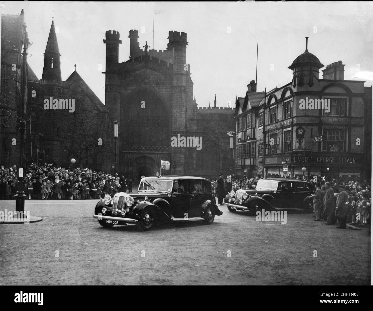 Prinzessin Elizabeth in Chester.das königliche Auto bei der Ankunft in der Kathedrale, Chester. Die Prinzessin würde innerhalb eines Jahres nach Aufnahme dieses Bildes zur Königin werden. Bild aufgenommen am 28th. April 1951 Stockfoto