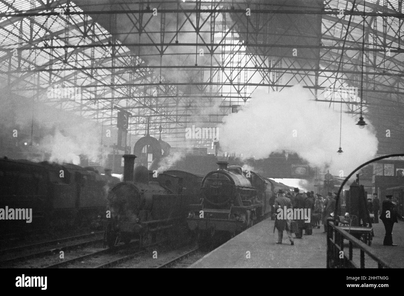 Lokomotiven und Züge des London Midland Service, hier im Bahnhof Birmingham New Street um 1939 zu sehen Stockfoto