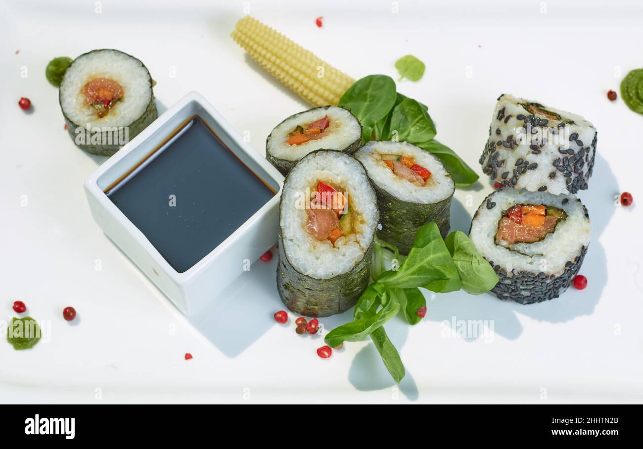 Sushi mit Sesam und Salat und Sauce Stockfoto