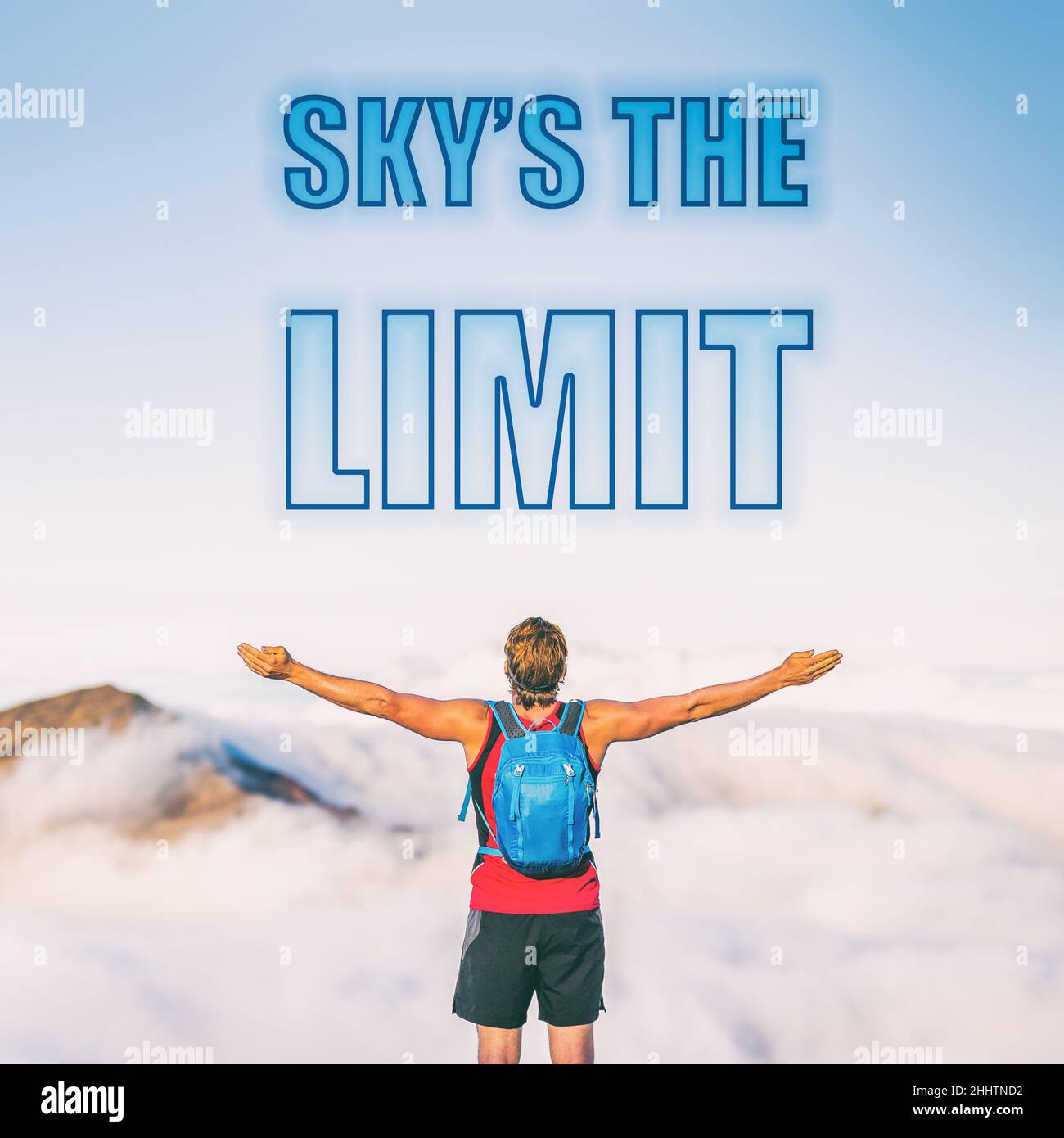 SKY'S THE LIMIT Motivation Text auf Sky Hintergrund geschrieben. Der Himmel ist die Grenze für Ihren Erfolg. Mann mit offenen Armen inspirierendes Bild für Stockfoto