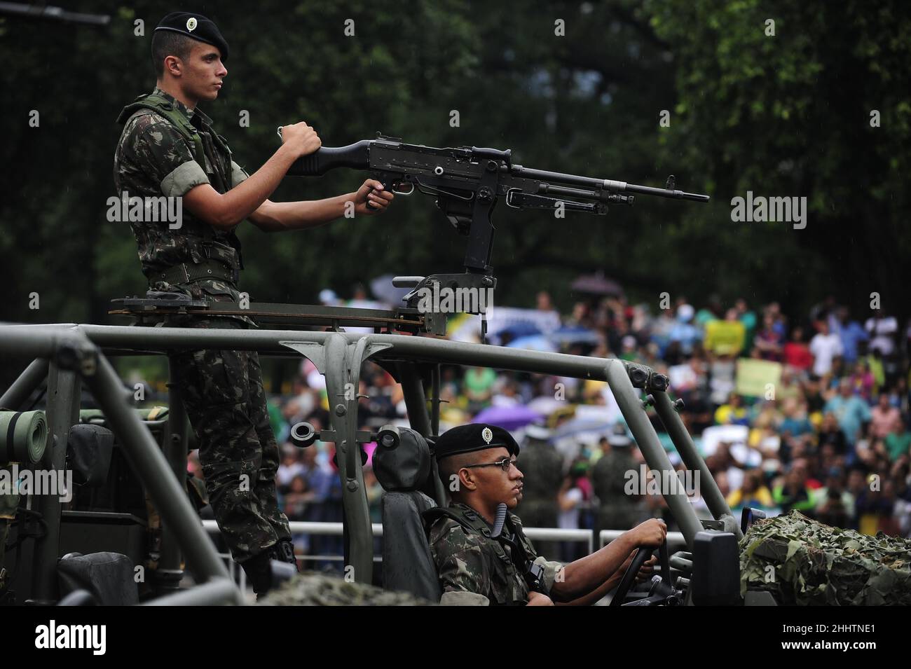 Militärparade am Unabhängigkeitstag. Brasilianische Streitkräfte, Sondertruppen, die gemeinsam auf der Straße marschieren: Armee, Marine und Luftwaffe Stockfoto