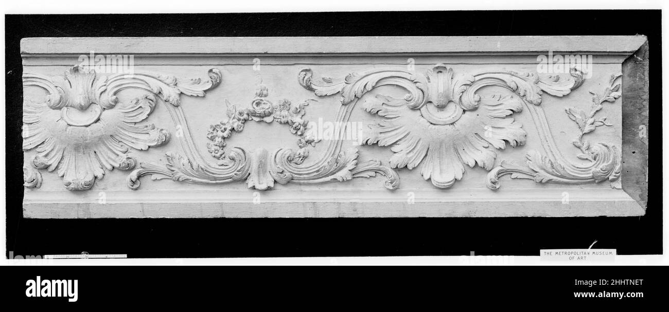 Frieze Fragment Ende des 17th.–Anfang des 18th. Jahrhunderts Französisch. Frieze-Fragment. Französisch. Ende 17th–Anfang 18th. Jahrhundert. Holz, grau lackiert. Holzarbeiten Stockfoto