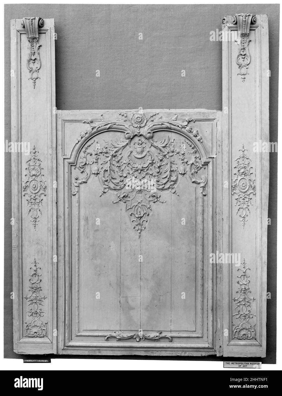 Tafel zwischen zwei Pilastern Anfang des 18th. Jahrhunderts Französisch. Tafel zwischen zwei Pilastern. Französisch. Anfang 18th Jahrhundert. Geschnitztes Holz. Holzarbeiten Stockfoto