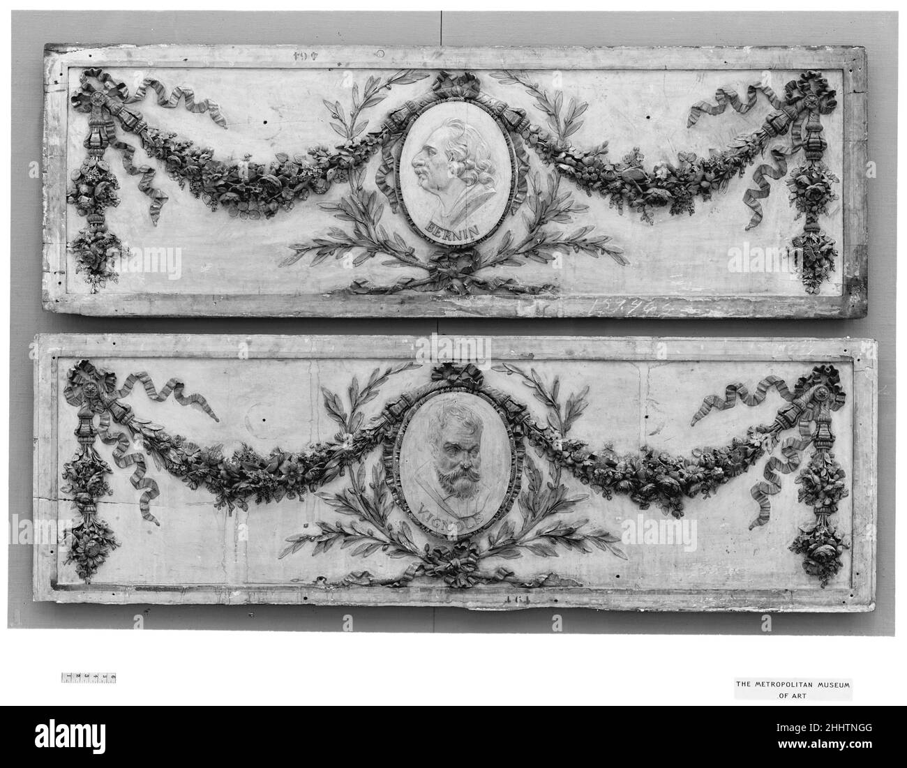 Tafel für einen dekorativen Fries mit Bernini-Porträt (aus einem Sechsersatz) ca. 1771 Französische einer von neun Tafeln, die ursprünglich einen dekorativen Fries im Kabinett intérieur von Étienne-François, duc de Choiseul (1719-1785) an seinem château von Chanteloup bildeten. In einer anonymen Zeichnung aus ca. Im Jahr 1771 sind sechs der Fries-Tafeln im Privatkabinett des Herzogs zu sehen, einem der am meisten dekorierten Räume des Schlosses, das über großen Gemälden von Giovanni Paolo Panini platziert ist. Zusammen die Gemälde und geschnitzten Fries Panels, jeweils mit einem Medaillon eines gefeierten italienischen Künstlers eingerahmt von gebundenen Zweigen Stockfoto
