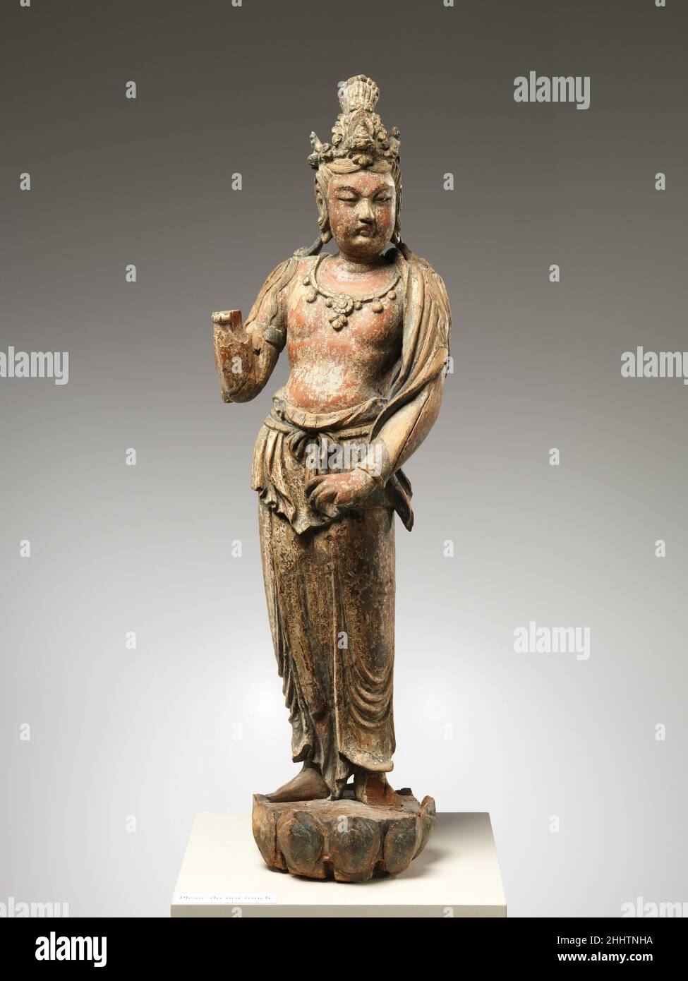 Bodhisattva Avalokiteshvara (Guanyin) aus dem Jahr 1282 China Eine abnehmbare Tafel auf der Rückseite dieses Bildes ermöglicht den Zugang zu einem hohlen Innenraum, der zum Zeitpunkt der Einweihung des Stückes mit Opfergaben gefüllt gewesen wäre. Die Innenfläche der Verkleidung trägt ein Datum (1282) und einen kleinen bronzenen Spiegel (34.15.2), der als schützender Talisman fungierte. Der Bodhisattva hat einen abgerundeten Körperbau und steht in einer leicht verdrehten Pose, was ein Gefühl von Tiefe erzeugt. Beide Konventionen zeugen von der Einführung indo-Himalaya-skulpturaler Traditionen in China im dreizehnten und vierzehnten Jahrhundert, whe Stockfoto