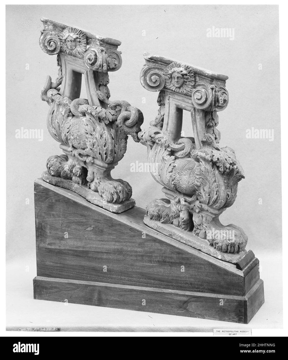 Paar Baluster 1664–72 Louis Le Vau. Paar Balustern. Französisch, Paris. 1664–72. Kalkstein. Skulptur-Architektur Stockfoto