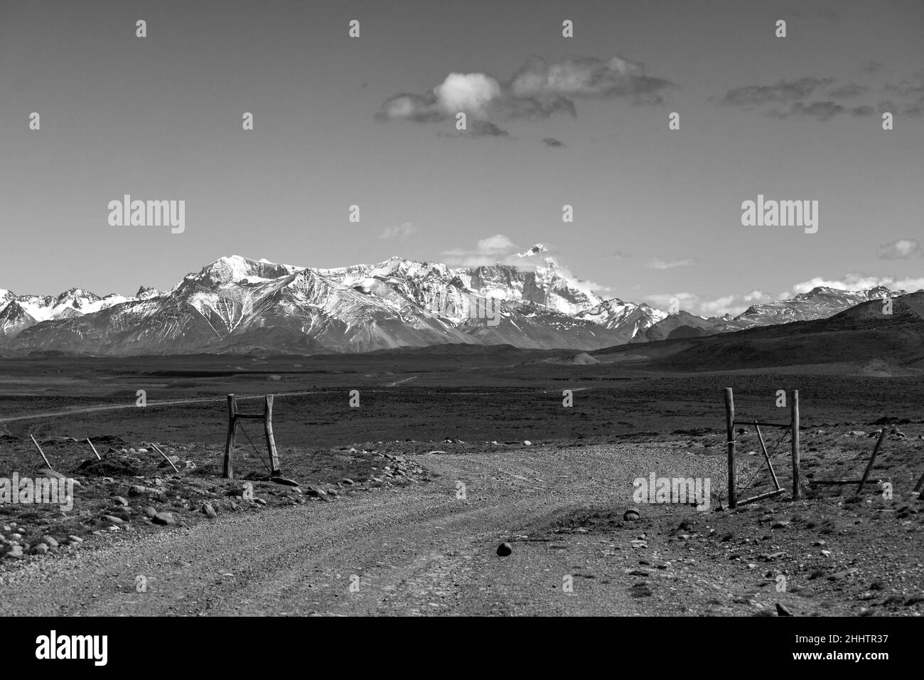 Schotterstraße in Richtung Nationalpark Perito Moreno mit dem Gipfel des Cerro San Lorenzo, einfarbig. Patagonien, Argentinien Stockfoto