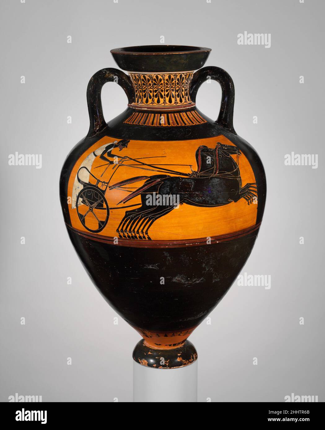 Terracotta Panathenaic Preis Amphore (Glas) ca. 520 v. Chr. im Vergleich zum Werk des Malers von Boulogne 441 Vorderseite, AthenaRückwärts, WagenrenneAb dem zweiten Viertel des sechsten Jahrhunderts v. Chr. erhielten die Sieger der Wettkämpfe für das Panathenaic-Fest in Athen eine standardisierte Vase mit einem Metertes (etwa zweiundvierzig Viertel) Von Olivenöl aus heiligen Olivenhainen in Attica. Die offizielle Dekoration auf der Vorderseite war das Bild einer Statue der Athene, voll bewaffnet, die zwischen zwei Säulen stand. Das Ereignis, für das die Vase ausgezeichnet wurde, wurde auf der Rückseite illustriert. Diese Vase war der Preis Stockfoto