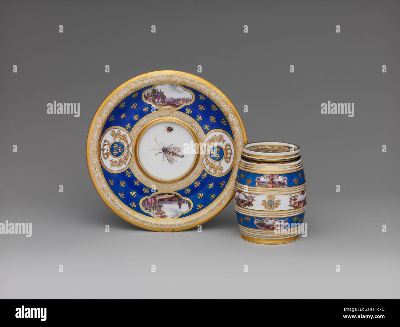 Tablett 1740–50 Meissener Manufaktur Deutsch Dieses Tablett und sein Aufprall-Topf (02,5.30a, b), der einen feinen Sand zum Trocknen von Tinte gehalten hätte, sind mit dem königlichen Wappen Frankreichs verziert. Tray 188546 Fabrik: Meissen Manufaktur, deutsch, 1710?present, Tray, 1740?50, Hartporzellan, Durchmesser: 5 7/8 Zoll (14,9 cm). Das Metropolitan Museum of Art, New York. Schenkung von W. B. Osgood Field, 1902 (02,5.31) Stockfoto