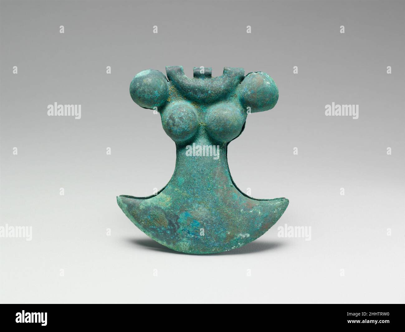 Gürtelbehang 2nd–7th Century Moche Dieses kleine hohle Ornament besteht aus einem gehämmerten Kupferblech, das oben gefaltet ist. Ähnliche Ornamente sind in der Moche-Kunst dargestellt, die an den Gürteln der Krieger befestigt ist. Hier konnten drei Aufhängeschlaufen das Objekt befestigen. Die umgekehrte Halbmondform des Objekts erinnert an die Form von tumi-Messern, die bei Opferzeremonien verwendet werden. Das Ornament ist auch identisch mit den in der Moche-Ikonographie gezeigten Metallrückenklappen, die in den königlichen Begräbnissen an der Stätte von Sipán an der Nordküste Perus entdeckt wurden. Backlaps waren symbolische Objekte, oft tumi-förmig und halb Stockfoto Gürtelbehang 2nd–7th Century Moche Dieses kleine hohle Ornament besteht aus einem gehämmerten Kupferblech, das oben gefaltet ist. Ähnliche Ornamente sind in der Moche-Kunst dargestellt, die an den Gürteln der Krieger befestigt ist. Hier konnten drei Aufhängeschlaufen das Objekt befestigen. Die umgekehrte Halbmondform des Objekts erinnert an die Form von tumi-Messern, die bei Opferzeremonien verwendet werden. Das Ornament ist auch identisch mit den in der Moche-Ikonographie gezeigten Metallrückenklappen, die in den königlichen Begräbnissen an der Stätte von Sipán an der Nordküste Perus entdeckt wurden. Backlaps waren symbolische Objekte, oft tumi-förmig und halb Stockfoto