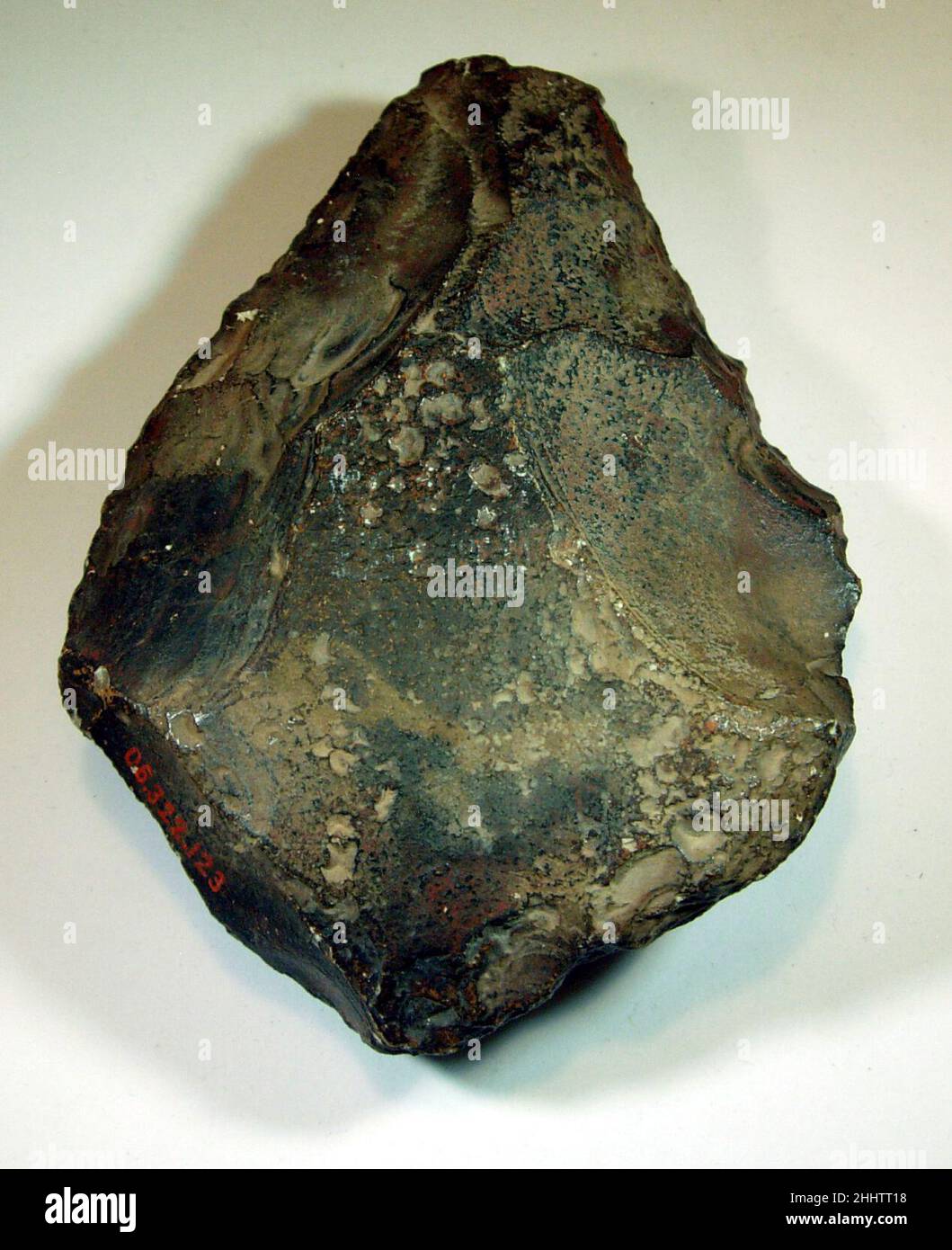 Biface, allgemein als Handaxt bezeichnet ca. 300.000–90.000 v. Chr. Niederpaläolithische Periode. Biface, allgemein als Handaxt bezeichnet. Ca. 300.000–90.000 V. CHR. Flint. Untere Altsteinzeit. Aus Ägypten, Oberägypten, Theben, Libysche Wüste Stockfoto