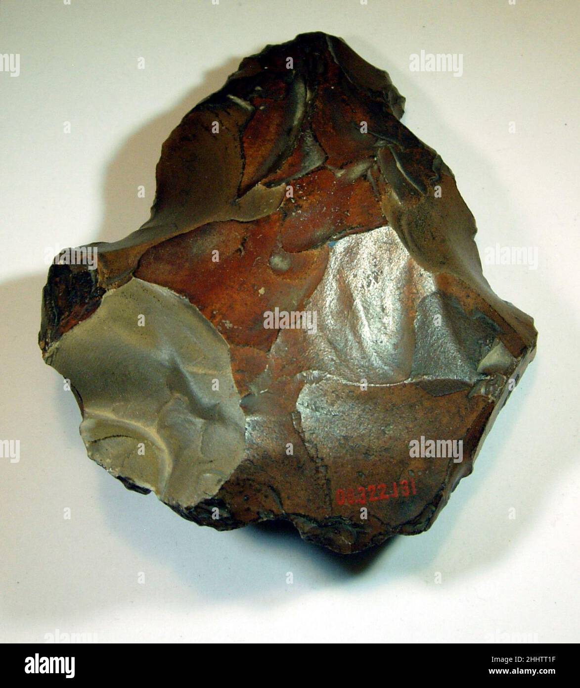 Werkzeug (?) Ca. 300.000–90.000 v. Chr. Niederpaläolithische Periode. Werkzeug (?) ca. 300.000–90.000 V. CHR. Flint. Untere Altsteinzeit. Aus Ägypten, Oberägypten, Theben, Libysche Wüste Stockfoto