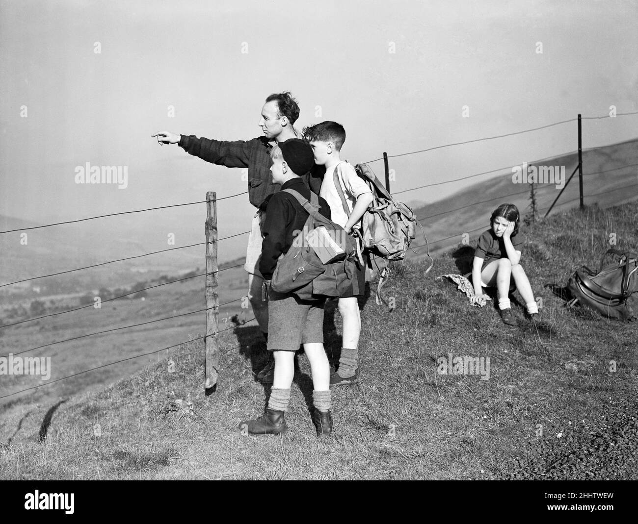 Kinder, die in der örtlichen Jugendherberge übernachten, haben hier gesehen, wie sie über die South Downs wanderten. Ca. 1948 Stockfoto