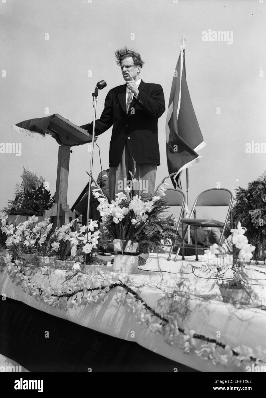 Der amerikanische Evangelist Billy Graham besucht Burtonwood in Lancashire, um während seines Besuchs in England eine Rede zu halten. 11th Mai 1954. Stockfoto