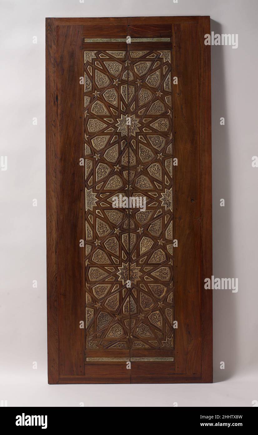 Zwei Minbar-Türen ca. 1325–30 Eine Minbar oder Kanzel besteht aus einem Podium, das über eine Treppe mit Türen wie diesen an der Basis erreicht wird. Es wird in Moscheen von Imamen, Gebetsführern, verwendet, um die Predigt am Hauptgottesdienst der Woche, am Freitagmittag, zu halten. Diese Türen, mit der komplizierten geometrischen Einlage typisch für die Mamluk-Zeit, werden angenommen, dass sie aus der Moschee des vierzehnten Jahrhunderts von Saif al?DIN Qawsun in Kairo stammen. Sie waren eines der frühesten Nachlässe des Museums, gestiftet von Edward C. Moore, einem Designer von Tiffany und Co., der von islamischer Kunst inspiriert war. Hören Sie sich an, wie Experten diese Kunst beleuchten Stockfoto