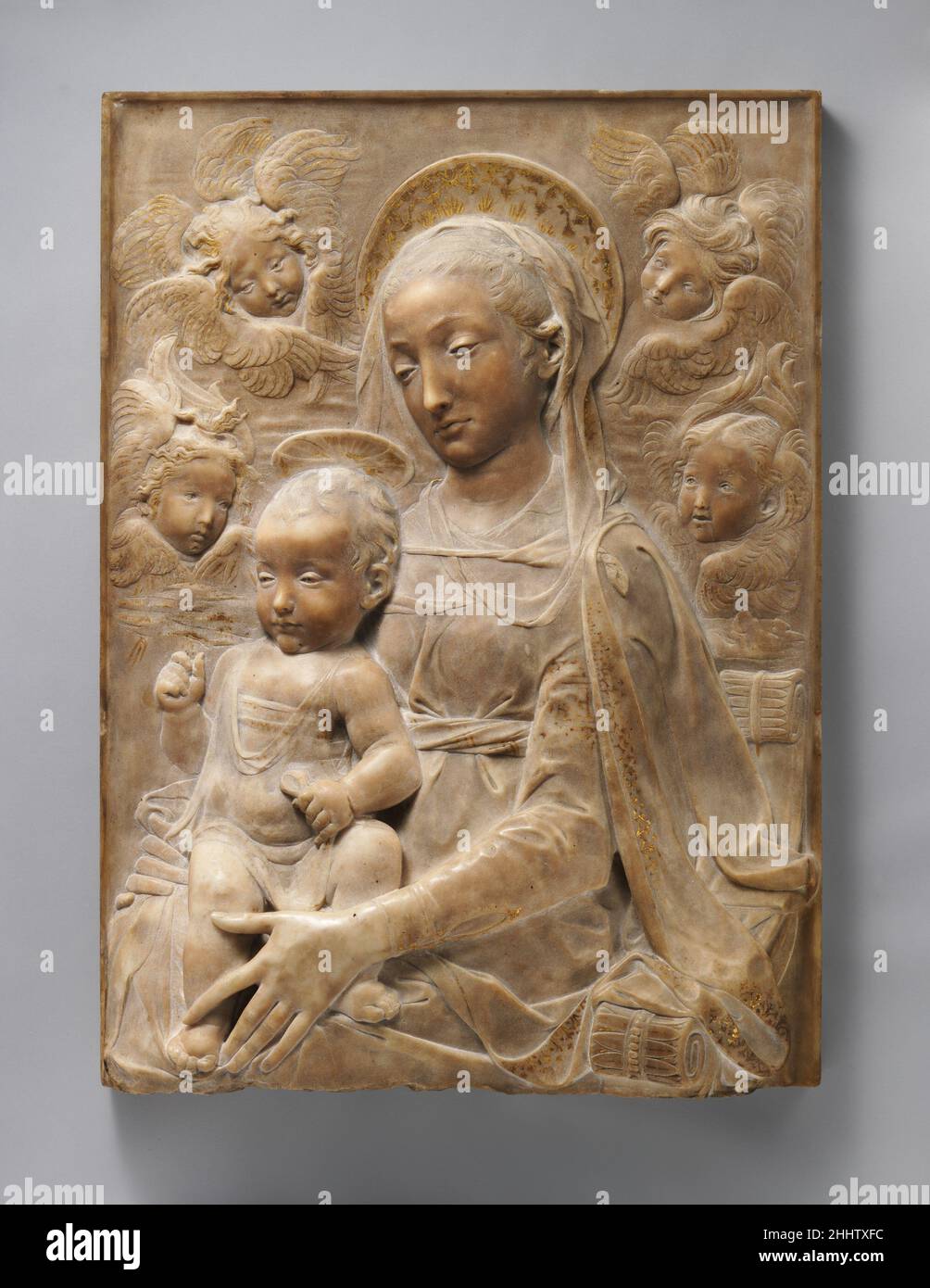 Madonna mit Kind und Engeln ca. 1455–60 Antonio Rossellino die italienischen Marmorreliefs der madonna mit Kind aus dem 15. Jahrhundert wurden in der ersten Hälfte des 20. Jahrhunderts von New Yorker Sammlern hoch geschätzt und viele wurden dem Museum übergeben. Von diesen ist die Altman Madonna von Antonio Rossellino wohl die feinste. Die starke Komposition, die subtile Schnitzerei und die teilweise Vergoldung zeichnen sie unter den Rossellino-Reliefs in amerikanischen Sammlungen aus. Florentiner Bildhauer der Generation Antonios – darunter sein älterer Bruder Bernardo, Desiderio da Settignano und Mino da Fiesole, Who Stockfoto
